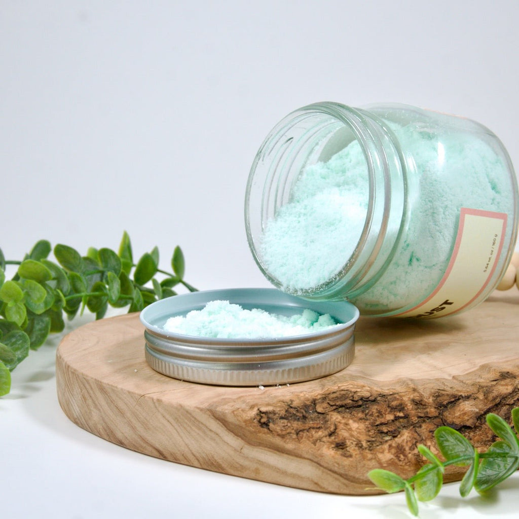 Shower Aromatherapy Powder – Invigorating Essential Oil Blend